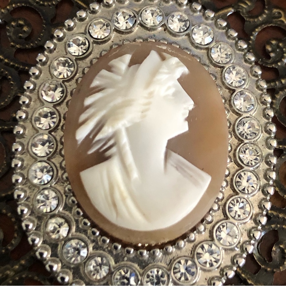 Handcrafted repurpose antique carved shell cameo Czech glass Pearl necklace - Picture 10 of 12